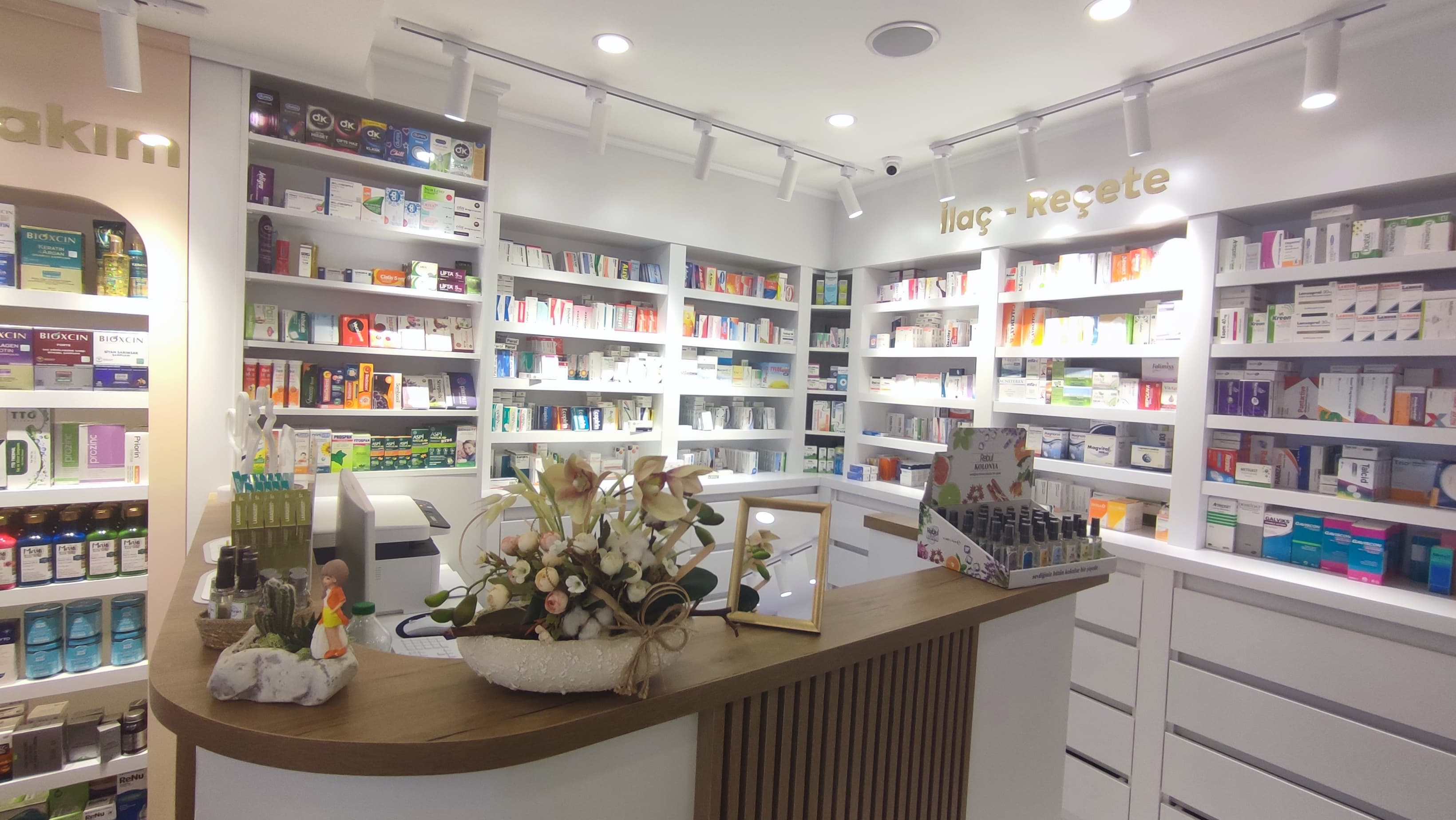 Maya Eczanesi - Storage Solutions